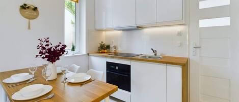 Réfrigérateur, micro-ondes, four, plaque de cuisson