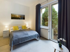 Iron/ironing board, WiFi, bed sheets