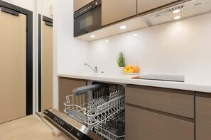 Fridge, microwave, stovetop, dishwasher