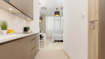 Tabla de planchar con plancha, wifi y ropa de cama