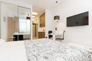 Iron/ironing board, WiFi, bed sheets