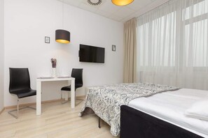 Tabla de planchar con plancha, wifi y ropa de cama 