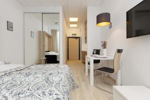 Tabla de planchar con plancha, wifi y ropa de cama 