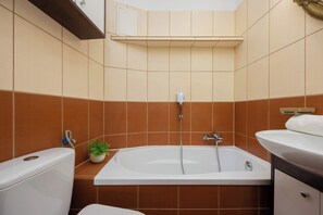 Douche, sèche-cheveux, serviettes fournies