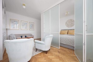 3 bedrooms, desk, iron/ironing board, travel crib