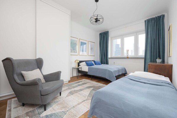 3 Schlafzimmer, Schreibtisch, Bügeleisen/Bügelbrett, Reisekinderbett