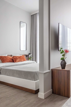 Iron/ironing board, travel crib, WiFi, bed sheets