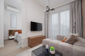 Iron/ironing board, travel crib, WiFi, bed sheets