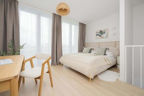 1 chambre, bureau, fer et planche à repasser, lit parapluie