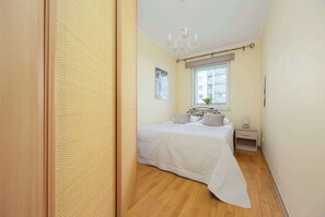 Ferros/tábuas de passar roupa, berço de viagem, Wi-Fi, roupa de cama