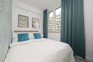 Iron/ironing board, travel crib, WiFi, bed sheets