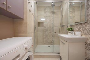 Shower, hair dryer, towels, shampoo - Stylish Apartment in Warsaw | Smart TV and Workspace (Warszawa)
