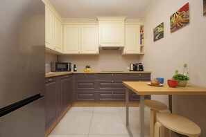 Fridge, microwave, stovetop, coffee/tea maker