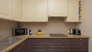 Fridge, microwave, stovetop, coffee/tea maker