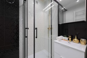 Shower, hair dryer, towels