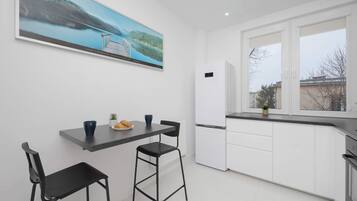 Kylskåp, mikrovågsugn, ugn och spishäll