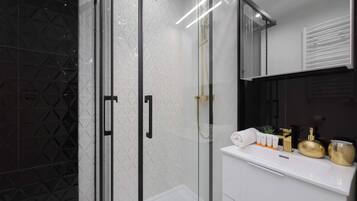 Dusche, Haartrockner, Handtücher