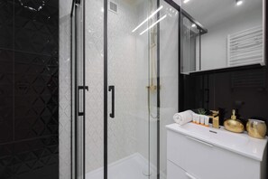 Bruser, hårtørrer, håndklæder