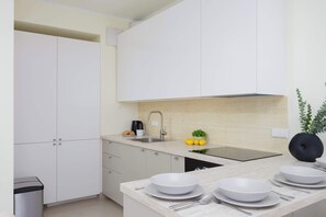 Fridge, microwave, oven, stovetop
