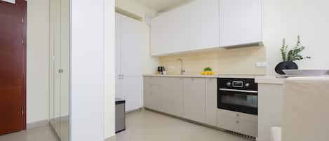 Frigorifero, microonde, forno, piano cottura