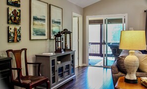 Smart TV, chimenea, libros