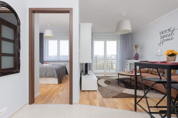 1 bedroom, iron/ironing board, WiFi, bed sheets - Batalionów Chłopskich 87A | Apartment | Parking (Warszawa)