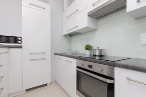 Geladeira, micro-ondas, fogão, cooktop