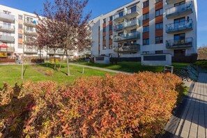 Property grounds - Batalionów Chłopskich 87A | Apartment | Parking (Warszawa)