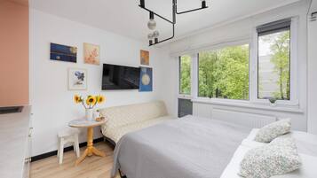 Iron/ironing board, travel crib, WiFi, bed sheets