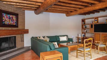 Rumah Keluarga, pemandangan danau | Ruang keluarga | Televisi layar datar 60-inci dengan saluran TV digital