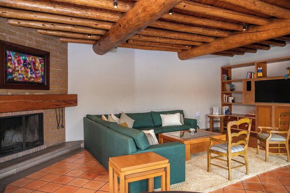 Perhetalo, järvinäköala | Olohuone | 60–tuumainen taulutelevisio, jossa digitaalikanavat