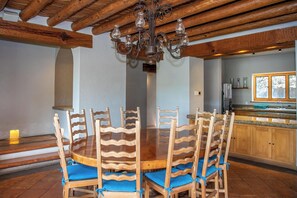 Perhetalo, järvinäköala | Ruokasali