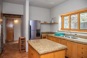 Family House, Lake View | Private kitchen