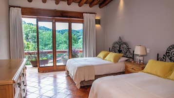 Casa familiar, vista al lago | Escritorio y espacio para trabajar con laptop