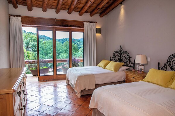 Casa familiar, vista al lago | Escritorio y espacio para trabajar con laptop 