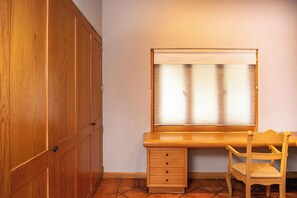 Perhetalo, järvinäköala | Työpöytä, kannettavalle tietokoneelle sopiva työtila