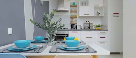 Coffee/tea maker, fridge, oven, stovetop