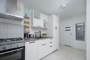 Refrigerador, horno, placa de cocina, lavavajillas