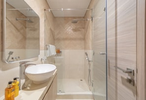 Dusche, umweltfreundliche Kosmetikartikel, Haartrockner, Bidet