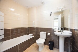 Hair dryer, bidet, towels, soap - Cozy 1-bedroom apartment in the center of Jerez (Jerez de la Frontera)