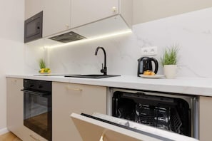 Kühlschrank, Mikrowelle, Ofen, Herdplatte