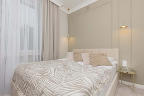 Tabla de planchar con plancha, wifi, ropa de cama