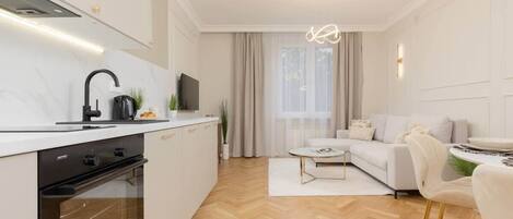 Réfrigérateur, micro-ondes, four, plaque de cuisson