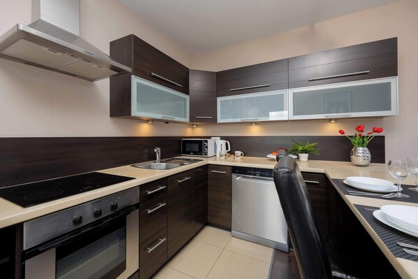 Fridge, microwave, oven, stovetop