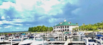 Lakeshore Landing | Modern | Spacious Family House
