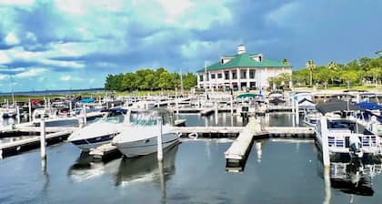 Lakeshore Landing | Modern | Spacious Family House