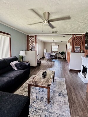 TV - Lakeshore Landing | Modern | Spacious Family House (St. Cloud)