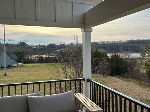 Lakeside Tims Ford Lakehouse Resort Style Pool, Lake Balcony, Firepits, Hot Tub.