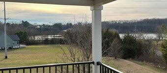 Lakeside Tims Ford Lakehouse Resort Style Pool, Lake Balcony, Firepits, Hot Tub.