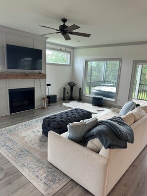 TV, fireplace